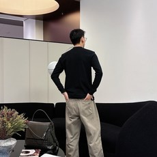 Moncler 秋冬专柜新款 时尚休闲打底衫长袖T恤,精选进口高密度双面拉架棉面料,精致原版logo打造 Moncler 秋冬专柜新款 时尚休闲打底衫长袖T恤,精选进口高密度双面拉架棉面料,精致原版logo打造