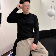 Moncler 秋冬专柜新款 时尚休闲打底衫长袖T恤,精选进口高密度双面拉架棉面料,精致原版logo打造 Moncler 秋冬专柜新款 时尚休闲打底衫长袖T恤,精选进口高密度双面拉架棉面料,精致原版logo打造