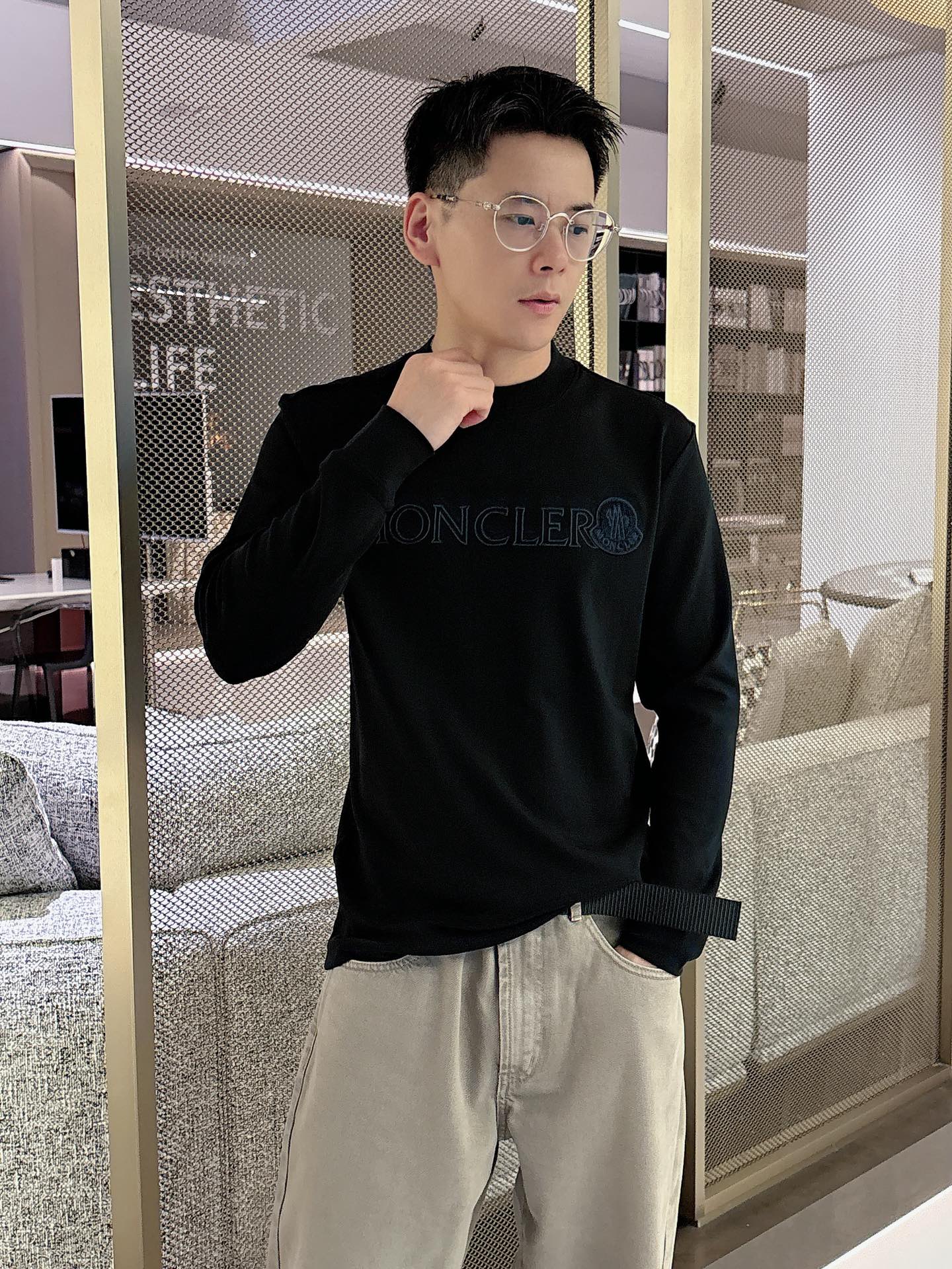 Moncler 秋冬专柜新款 时尚休闲打底衫长袖T恤，精选进口高密度双面拉架棉面料，精致原版logo打造