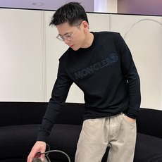 Moncler 秋冬专柜新款 时尚休闲打底衫长袖T恤,精选进口高密度双面拉架棉面料,精致原版logo打造 Moncler 秋冬专柜新款 时尚休闲打底衫长袖T恤,精选进口高密度双面拉架棉面料,精致原版logo打造