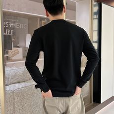 Moncler 秋冬专柜新款 时尚休闲打底衫长袖T恤,精选进口高密度双面拉架棉面料,精致原版logo打造 Moncler 秋冬专柜新款 时尚休闲打底衫长袖T恤,精选进口高密度双面拉架棉面料,精致原版logo打造