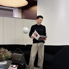 Moncler 秋冬专柜新款 时尚休闲打底衫长袖T恤,精选进口高密度双面拉架棉面料,精致原版logo打造 Moncler 秋冬专柜新款 时尚休闲打底衫长袖T恤,精选进口高密度双面拉架棉面料,精致原版logo打造
