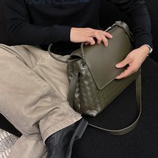 Moncler 秋冬专柜新款 时尚休闲打底衫长袖T恤,精选进口高密度双面拉架棉面料,精致原版logo打造 Moncler 秋冬专柜新款 时尚休闲打底衫长袖T恤,精选进口高密度双面拉架棉面料,精致原版logo打造