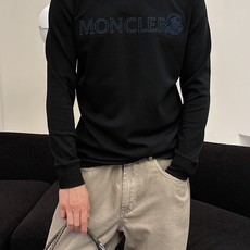 Moncler 秋冬专柜新款 时尚休闲打底衫长袖T恤,精选进口高密度双面拉架棉面料,精致原版logo打造 Moncler 秋冬专柜新款 时尚休闲打底衫长袖T恤,精选进口高密度双面拉架棉面料,精致原版logo打造