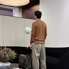 Moncler 秋冬专柜新款 时尚休闲打底衫长袖T恤,精选进口高密度双面拉架棉面料,精致原版logo打造 Moncler 秋冬专柜新款 时尚休闲打底衫长袖T恤,精选进口高密度双面拉架棉面料,精致原版logo打造