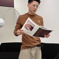 Moncler 秋冬专柜新款 时尚休闲打底衫长袖T恤,精选进口高密度双面拉架棉面料,精致原版logo打造 Moncler 秋冬专柜新款 时尚休闲打底衫长袖T恤,精选进口高密度双面拉架棉面料,精致原版logo打造