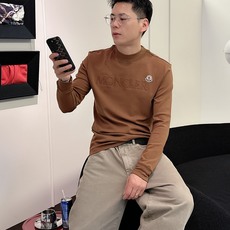 Moncler 秋冬专柜新款 时尚休闲打底衫长袖T恤,精选进口高密度双面拉架棉面料,精致原版logo打造 Moncler 秋冬专柜新款 时尚休闲打底衫长袖T恤,精选进口高密度双面拉架棉面料,精致原版logo打造