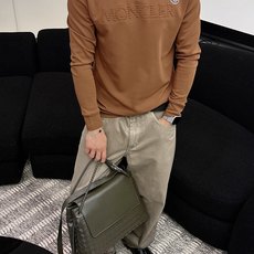 Moncler 秋冬专柜新款 时尚休闲打底衫长袖T恤,精选进口高密度双面拉架棉面料,精致原版logo打造 Moncler 秋冬专柜新款 时尚休闲打底衫长袖T恤,精选进口高密度双面拉架棉面料,精致原版logo打造