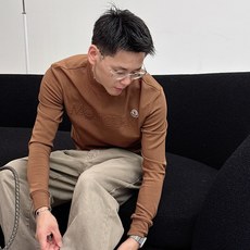 Moncler 秋冬专柜新款 时尚休闲打底衫长袖T恤,精选进口高密度双面拉架棉面料,精致原版logo打造 Moncler 秋冬专柜新款 时尚休闲打底衫长袖T恤,精选进口高密度双面拉架棉面料,精致原版logo打造