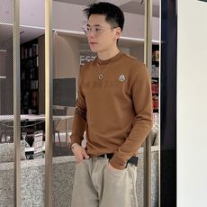Moncler 秋冬专柜新款 时尚休闲打底衫长袖T恤,精选进口高密度双面拉架棉面料,精致原版logo打造 Moncler 秋冬专柜新款 时尚休闲打底衫长袖T恤,精选进口高密度双面拉架棉面料,精致原版logo打造