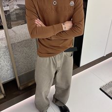 Moncler 秋冬专柜新款 时尚休闲打底衫长袖T恤,精选进口高密度双面拉架棉面料,精致原版logo打造 Moncler 秋冬专柜新款 时尚休闲打底衫长袖T恤,精选进口高密度双面拉架棉面料,精致原版logo打造