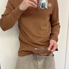 Moncler 秋冬专柜新款 时尚休闲打底衫长袖T恤,精选进口高密度双面拉架棉面料,精致原版logo打造 Moncler 秋冬专柜新款 时尚休闲打底衫长袖T恤,精选进口高密度双面拉架棉面料,精致原版logo打造