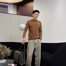 Moncler 秋冬专柜新款 时尚休闲打底衫长袖T恤,精选进口高密度双面拉架棉面料,精致原版logo打造 Moncler 秋冬专柜新款 时尚休闲打底衫长袖T恤,精选进口高密度双面拉架棉面料,精致原版logo打造