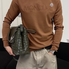 Moncler 秋冬专柜新款 时尚休闲打底衫长袖T恤,精选进口高密度双面拉架棉面料,精致原版logo打造 Moncler 秋冬专柜新款 时尚休闲打底衫长袖T恤,精选进口高密度双面拉架棉面料,精致原版logo打造