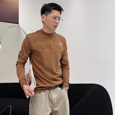 Moncler 秋冬专柜新款 时尚休闲打底衫长袖T恤,精选进口高密度双面拉架棉面料,精致原版logo打造 Moncler 秋冬专柜新款 时尚休闲打底衫长袖T恤,精选进口高密度双面拉架棉面料,精致原版logo打造