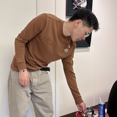 Moncler 秋冬专柜新款 时尚休闲打底衫长袖T恤,精选进口高密度双面拉架棉面料,精致原版logo打造 Moncler 秋冬专柜新款 时尚休闲打底衫长袖T恤,精选进口高密度双面拉架棉面料,精致原版logo打造