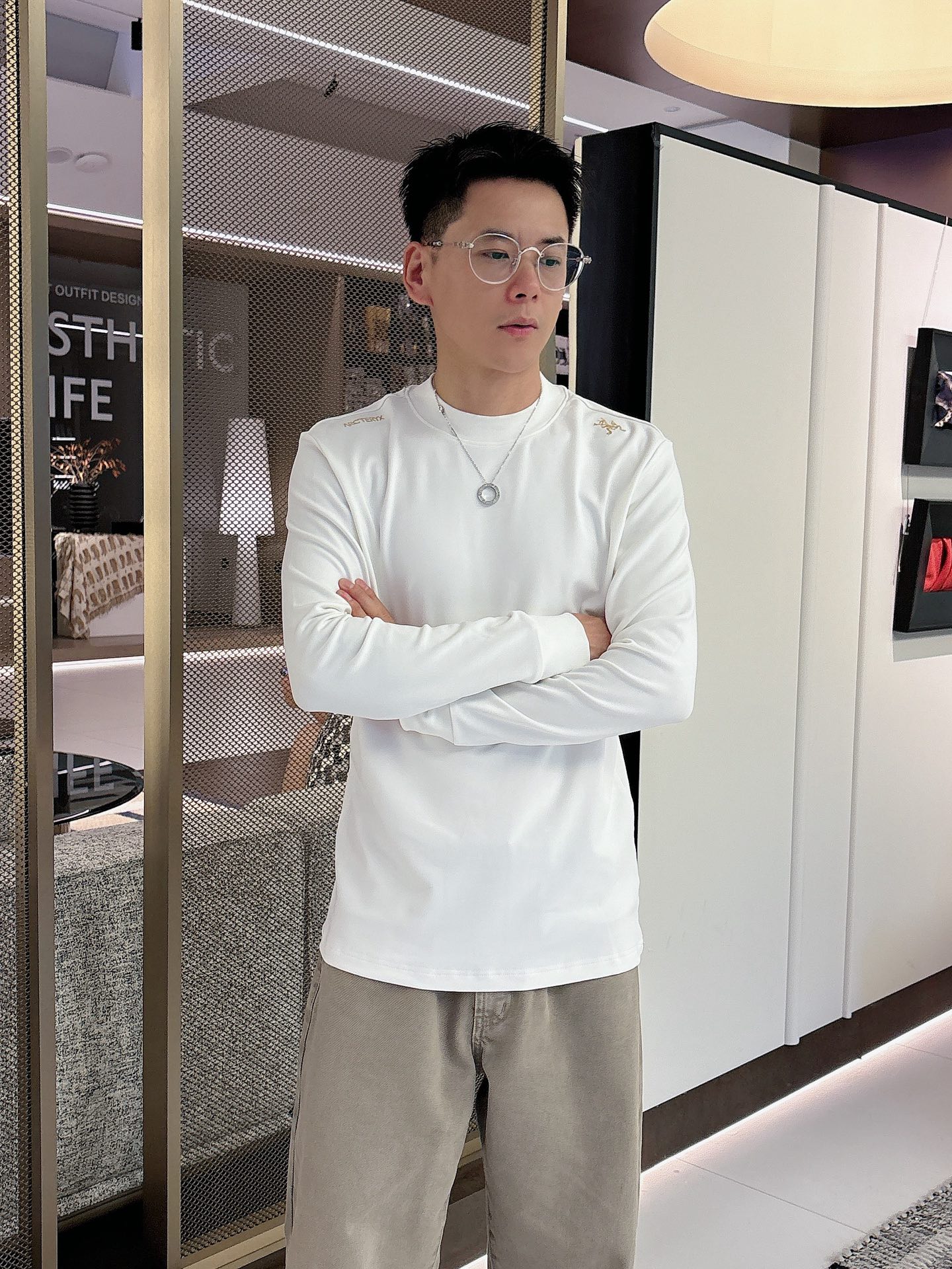 始祖鸟 秋冬专柜新款 时尚休闲打底衫长袖T恤，精选进口高密度双面拉架棉面料，精致原版logo打造，舒适性