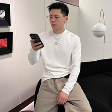 始祖鸟 秋冬专柜新款 时尚休闲打底衫长袖T恤,精选进口高密度双面拉架棉面料,精致原版logo打造,舒适性 始祖鸟 秋冬专柜新款 时尚休闲打底衫长袖T恤,精选进口高密度双面拉架棉面料,精致原版logo打造,舒适性