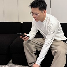 始祖鸟 秋冬专柜新款 时尚休闲打底衫长袖T恤,精选进口高密度双面拉架棉面料,精致原版logo打造,舒适性 始祖鸟 秋冬专柜新款 时尚休闲打底衫长袖T恤,精选进口高密度双面拉架棉面料,精致原版logo打造,舒适性