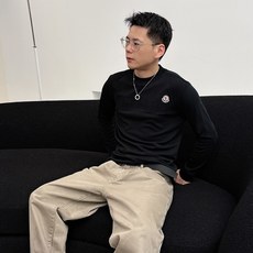 Moncler 秋冬专柜新款 时尚休闲打底衫长袖T恤,精选进口高密度双面拉架棉面料,精致原版logo打造 Moncler 秋冬专柜新款 时尚休闲打底衫长袖T恤,精选进口高密度双面拉架棉面料,精致原版logo打造