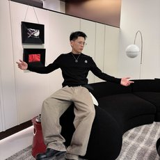 Moncler 秋冬专柜新款 时尚休闲打底衫长袖T恤,精选进口高密度双面拉架棉面料,精致原版logo打造 Moncler 秋冬专柜新款 时尚休闲打底衫长袖T恤,精选进口高密度双面拉架棉面料,精致原版logo打造