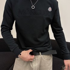 Moncler 秋冬专柜新款 时尚休闲打底衫长袖T恤,精选进口高密度双面拉架棉面料,精致原版logo打造 Moncler 秋冬专柜新款 时尚休闲打底衫长袖T恤,精选进口高密度双面拉架棉面料,精致原版logo打造