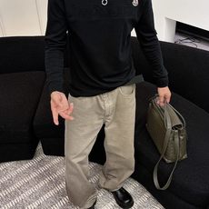 Moncler 秋冬专柜新款 时尚休闲打底衫长袖T恤,精选进口高密度双面拉架棉面料,精致原版logo打造 Moncler 秋冬专柜新款 时尚休闲打底衫长袖T恤,精选进口高密度双面拉架棉面料,精致原版logo打造