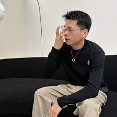 Moncler 秋冬专柜新款 时尚休闲打底衫长袖T恤,精选进口高密度双面拉架棉面料,精致原版logo打造 Moncler 秋冬专柜新款 时尚休闲打底衫长袖T恤,精选进口高密度双面拉架棉面料,精致原版logo打造