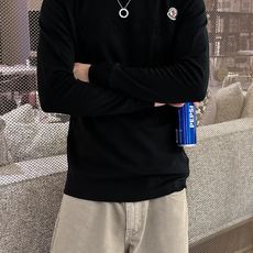 Moncler 秋冬专柜新款 时尚休闲打底衫长袖T恤,精选进口高密度双面拉架棉面料,精致原版logo打造 Moncler 秋冬专柜新款 时尚休闲打底衫长袖T恤,精选进口高密度双面拉架棉面料,精致原版logo打造