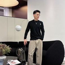 Moncler 秋冬专柜新款 时尚休闲打底衫长袖T恤,精选进口高密度双面拉架棉面料,精致原版logo打造 Moncler 秋冬专柜新款 时尚休闲打底衫长袖T恤,精选进口高密度双面拉架棉面料,精致原版logo打造