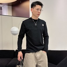 Moncler 秋冬专柜新款 时尚休闲打底衫长袖T恤,精选进口高密度双面拉架棉面料,精致原版logo打造 Moncler 秋冬专柜新款 时尚休闲打底衫长袖T恤,精选进口高密度双面拉架棉面料,精致原版logo打造