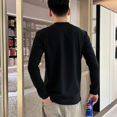 Moncler 秋冬专柜新款 时尚休闲打底衫长袖T恤,精选进口高密度双面拉架棉面料,精致原版logo打造 Moncler 秋冬专柜新款 时尚休闲打底衫长袖T恤,精选进口高密度双面拉架棉面料,精致原版logo打造