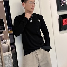 Moncler 秋冬专柜新款 时尚休闲打底衫长袖T恤,精选进口高密度双面拉架棉面料,精致原版logo打造 Moncler 秋冬专柜新款 时尚休闲打底衫长袖T恤,精选进口高密度双面拉架棉面料,精致原版logo打造