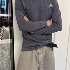 Moncler 秋冬专柜新款 时尚休闲打底衫长袖T恤,精选进口高密度双面拉架棉面料,精致原版logo打造 Moncler 秋冬专柜新款 时尚休闲打底衫长袖T恤,精选进口高密度双面拉架棉面料,精致原版logo打造