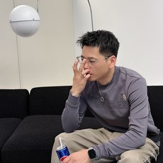 Moncler 秋冬专柜新款 时尚休闲打底衫长袖T恤,精选进口高密度双面拉架棉面料,精致原版logo打造 Moncler 秋冬专柜新款 时尚休闲打底衫长袖T恤,精选进口高密度双面拉架棉面料,精致原版logo打造