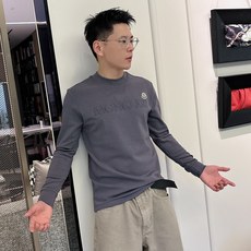 Moncler 秋冬专柜新款 时尚休闲打底衫长袖T恤,精选进口高密度双面拉架棉面料,精致原版logo打造 Moncler 秋冬专柜新款 时尚休闲打底衫长袖T恤,精选进口高密度双面拉架棉面料,精致原版logo打造