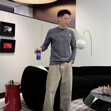 Moncler 秋冬专柜新款 时尚休闲打底衫长袖T恤,精选进口高密度双面拉架棉面料,精致原版logo打造 Moncler 秋冬专柜新款 时尚休闲打底衫长袖T恤,精选进口高密度双面拉架棉面料,精致原版logo打造