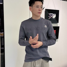 Moncler 秋冬专柜新款 时尚休闲打底衫长袖T恤,精选进口高密度双面拉架棉面料,精致原版logo打造 Moncler 秋冬专柜新款 时尚休闲打底衫长袖T恤,精选进口高密度双面拉架棉面料,精致原版logo打造