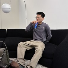 Moncler 秋冬专柜新款 时尚休闲打底衫长袖T恤,精选进口高密度双面拉架棉面料,精致原版logo打造 Moncler 秋冬专柜新款 时尚休闲打底衫长袖T恤,精选进口高密度双面拉架棉面料,精致原版logo打造
