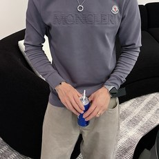 Moncler 秋冬专柜新款 时尚休闲打底衫长袖T恤,精选进口高密度双面拉架棉面料,精致原版logo打造 Moncler 秋冬专柜新款 时尚休闲打底衫长袖T恤,精选进口高密度双面拉架棉面料,精致原版logo打造