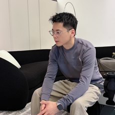 Moncler 秋冬专柜新款 时尚休闲打底衫长袖T恤,精选进口高密度双面拉架棉面料,精致原版logo打造 Moncler 秋冬专柜新款 时尚休闲打底衫长袖T恤,精选进口高密度双面拉架棉面料,精致原版logo打造