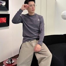 Moncler 秋冬专柜新款 时尚休闲打底衫长袖T恤,精选进口高密度双面拉架棉面料,精致原版logo打造 Moncler 秋冬专柜新款 时尚休闲打底衫长袖T恤,精选进口高密度双面拉架棉面料,精致原版logo打造
