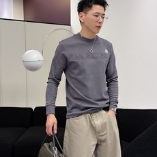 Moncler 秋冬专柜新款 时尚休闲打底衫长袖T恤,精选进口高密度双面拉架棉面料,精致原版logo打造 Moncler 秋冬专柜新款 时尚休闲打底衫长袖T恤,精选进口高密度双面拉架棉面料,精致原版logo打造