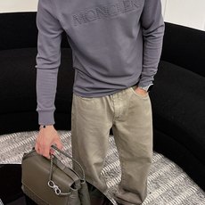 Moncler 秋冬专柜新款 时尚休闲打底衫长袖T恤,精选进口高密度双面拉架棉面料,精致原版logo打造 Moncler 秋冬专柜新款 时尚休闲打底衫长袖T恤,精选进口高密度双面拉架棉面料,精致原版logo打造