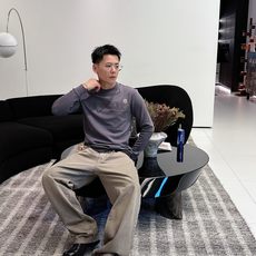 Moncler 秋冬专柜新款 时尚休闲打底衫长袖T恤,精选进口高密度双面拉架棉面料,精致原版logo打造 Moncler 秋冬专柜新款 时尚休闲打底衫长袖T恤,精选进口高密度双面拉架棉面料,精致原版logo打造