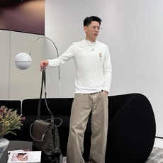 Burberry 秋冬专柜新款 时尚休闲打底衫长袖T恤,精选进口高密度双面拉架棉面料,精致原版logo打 Burberry 秋冬专柜新款 时尚休闲打底衫长袖T恤,精选进口高密度双面拉架棉面料,精致原版logo打
