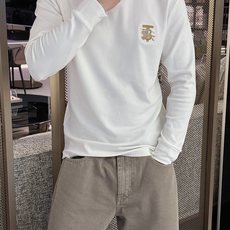 Burberry 秋冬专柜新款 时尚休闲打底衫长袖T恤,精选进口高密度双面拉架棉面料,精致原版logo打 Burberry 秋冬专柜新款 时尚休闲打底衫长袖T恤,精选进口高密度双面拉架棉面料,精致原版logo打