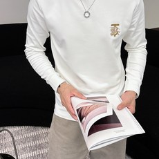 Burberry 秋冬专柜新款 时尚休闲打底衫长袖T恤,精选进口高密度双面拉架棉面料,精致原版logo打 Burberry 秋冬专柜新款 时尚休闲打底衫长袖T恤,精选进口高密度双面拉架棉面料,精致原版logo打