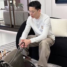 Burberry 秋冬专柜新款 时尚休闲打底衫长袖T恤,精选进口高密度双面拉架棉面料,精致原版logo打 Burberry 秋冬专柜新款 时尚休闲打底衫长袖T恤,精选进口高密度双面拉架棉面料,精致原版logo打