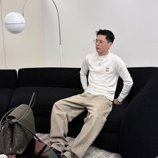 Burberry 秋冬专柜新款 时尚休闲打底衫长袖T恤,精选进口高密度双面拉架棉面料,精致原版logo打 Burberry 秋冬专柜新款 时尚休闲打底衫长袖T恤,精选进口高密度双面拉架棉面料,精致原版logo打